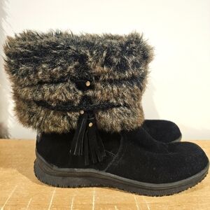 Woman's Minnetonka Everett Water Resistant Faux Fur Boot in size 8